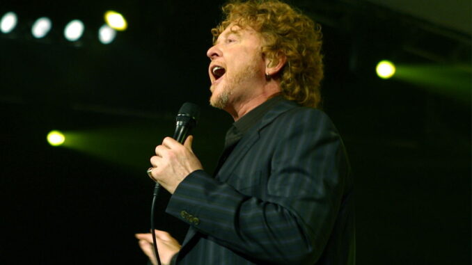 Mick_Hucknall_singing